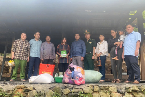 Đồn Biên phòng Pù Nhi kịp thời hỗ trợ người dân bị hỏa hoạn