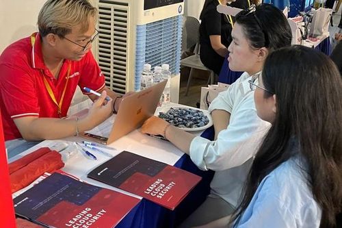 Ngày hội việc làm 'VLU'S JOB FAIR 2025' mang đến 11.000 cơ hội việc làm cho sinh viên