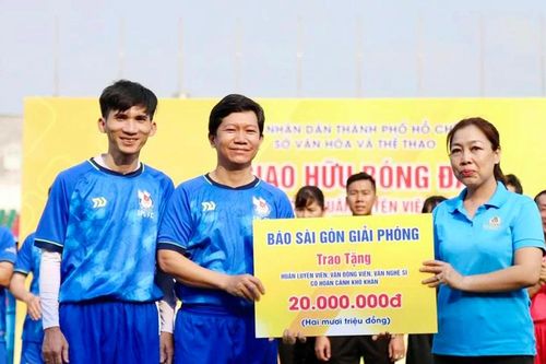 Những vòng tay yêu thương