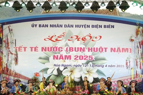 Tưng bừng Lễ hội Tết té nước Bun Huột Nặm tại Điện Biên