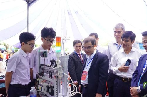 HS phổ thông miền Trung tranh tài sáng tạo sản phẩm công nghệ cùng SV khối STEM