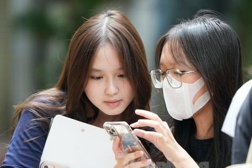 Thu hồi quyết định tuyển dụng hàng loạt giáo viên; 'tuýt còi' trường tuyển sinh tổ hợp tréo ngoe