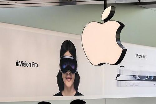 Nhà sản xuất iPhone đứng bên bờ khủng hoảng trước khi Tổng thống Trump nhượng bộ thuế