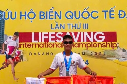 Nhân viên ngân hàng bất chấp nguy hiểm cứu người nhảy cầu tự tử