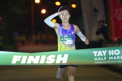 Vượt qua Kiplimo, Nguyễn Trung Cường phá kỷ lục tại giải bán marathon Tây Hồ