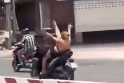 Bất ngờ về cô gái giơ chân 'nhảy múa' khi lái xe máy; 'Méo mặt' vì tiền điện tăng vọt