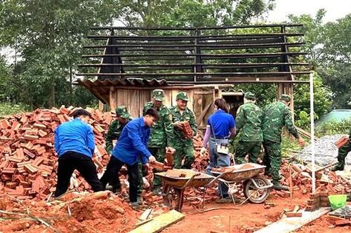 Chiến sĩ biên phòng cùng thanh niên giúp hộ nghèo xóa nhà tạm