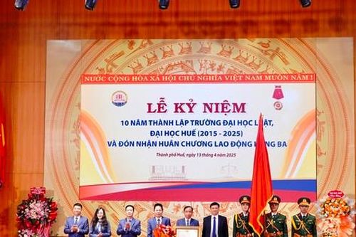 Trường Đại học Luật - Đại học Huế đón nhận Huân chương Lao động hạng Ba