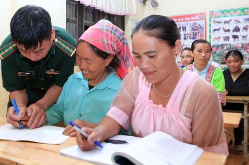 Đại úy biên phòng hơn 10 năm giúp người vùng cao Thanh Hóa biết đọc, viết chữ