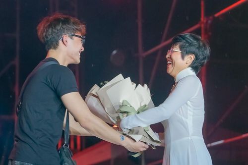 MC Thảo Vân rơi nước mắt khi con trai lên sân khấu tặng hoa trước khi hát