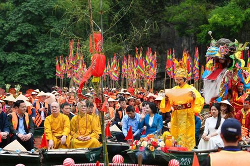 Lễ hội Vua ra giữa sông lấy nước tại danh thắng trị giá 213 tỷ USD