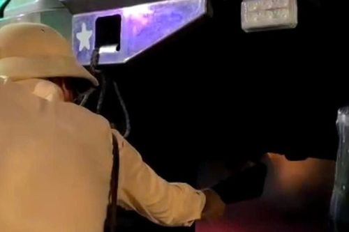 Hành động làm 'nức lòng' của 3 CSGT khi phát hiện xe tải của người dân bị cháy
