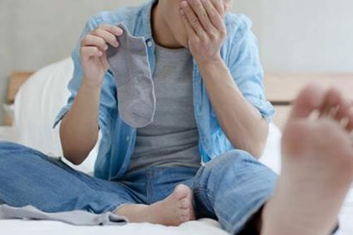 Nhiễm trùng phổi do thói quen ngửi tất bẩn
