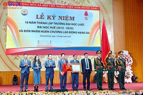 Trường Đại học Luật - Đại học Huế đón nhận Huân chương Lao động hạng Ba