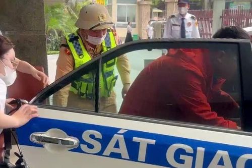 Cảnh sát giao thông dùng ô tô đặc chủng đưa sản phụ bị vỡ ối đi cấp cứu kịp thời