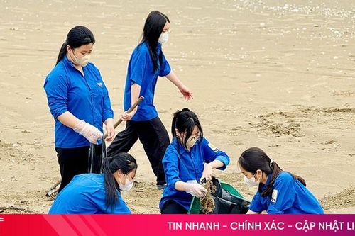 Gần 500 đoàn viên thanh niên ra quân làm sạch bãi biển Xuân Hải