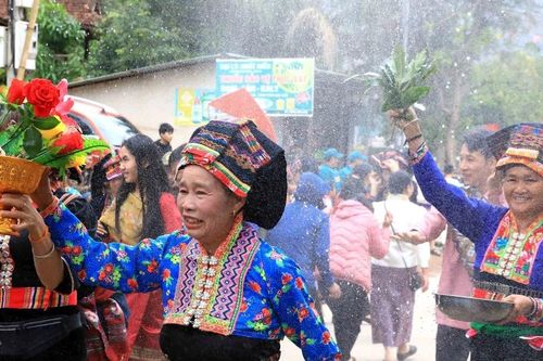 Độc đáo Tết té nước của đồng bào dân tộc Lào ở Điện Biên