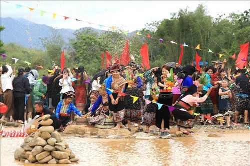 Tưng bừng Tết té nước của dân tộc Lào ở bản Na Sang, Điện Biên