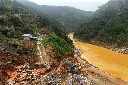 Lào Cai: Khắc phục sạt lở gây tắc nghẽn giao thông