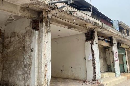 Hà Nội dỡ bỏ loạt ki-ốt chuyên bán đồ quân tư trang 'nhái' trên phố Lê Duẩn