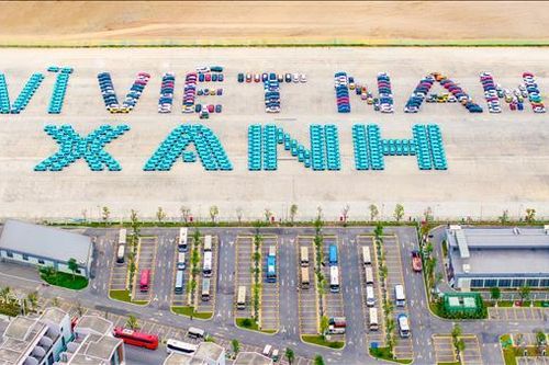 Gần 400 xe điện VinFast tạo biểu tượng 'Vì Việt Nam Xanh'