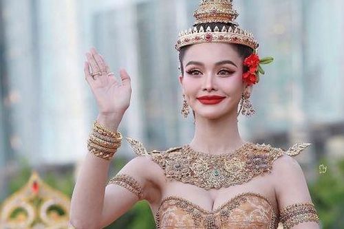 Hoa hậu Engfa Waraha bị thương ở ngày đầu của Tết té nước
