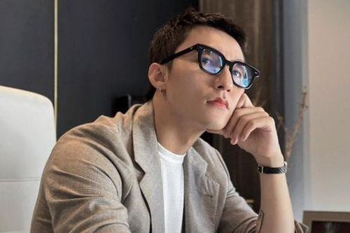 Sơn Tùng xử lý ra sao với sự cố bị fan cuồng cào xước tay trên sân khấu?