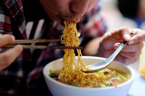 Lý do mọi người thường cảm thấy khát nước sau khi ăn nhà hàng