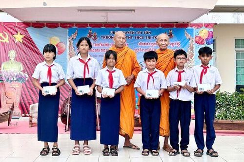 Trường Phổ thông Dân tộc nội trú THCS Tri Tôn tổ chức các hoạt động chào mừng Tết cổ truyền Chol Chnam Thmay