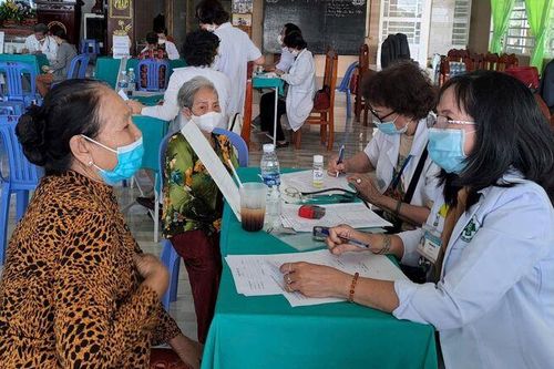 Trên 250 người nghèo xã Tân Hòa được khám bệnh miễn phí