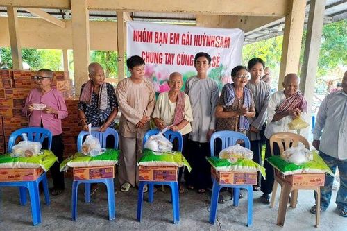 450 phần quà Tết cho người dân và học sinh đồng bào dân tộc thiểu số Khmer huyện Tri Tôn