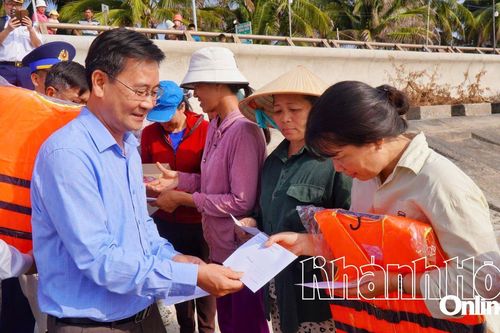 Tổ chức Chương trình 'Cảnh sát biển đồng hành với ngư dân' tại Ninh Hòa