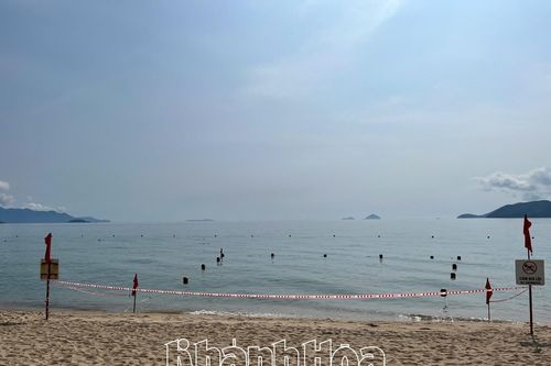 Khoanh vùng cấm bơi lội ở khu vực biển Nha Trang có sà lan mắc cạn bị cát vùi lấp