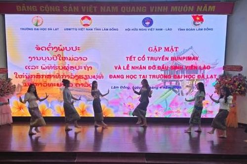 Điệu Lamvong trong Tết Bunpimay ở Trường Đại học Đà Lạt