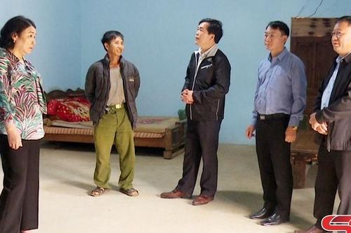 Đồng chí Phó chủ tịch Thường trực UBND tỉnh kiểm tra công tác xóa nhà tạm tại huyện Vân Hồ