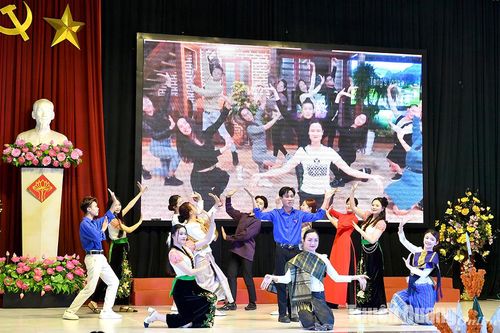Trường Đại học Tân Trào tổ chức Tết Bunpimay cho sinh viên Lào