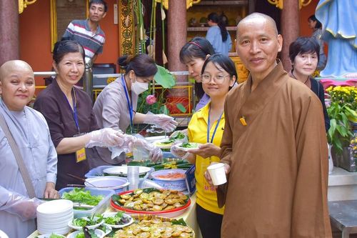 Hơn 1.200 người tham dự Hội buffet chay tại tổ đình Vạn Thọ (Q.1, TP.HCM)