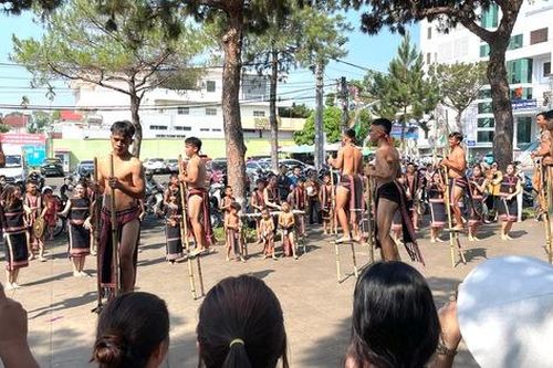 Gia Lai: Phố núi rộn rã nhịp cồng chiêng