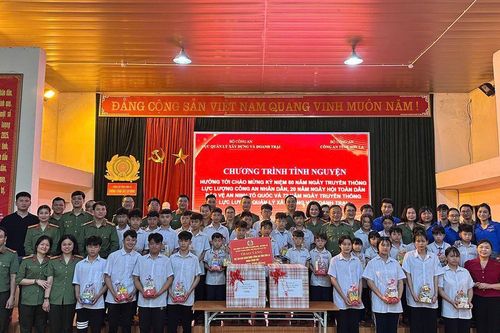 Cục quản lý xây dựng và doanh trại Bộ Công an trao quà cho các cháu có hoàn cảnh khó khăn tại Sơn La