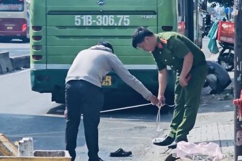 Người phụ nữ bán vé số khiếm thị gặp nạn khi vừa rời khỏi xe buýt