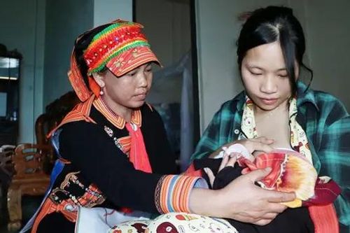 Đề xuất nâng mức hỗ trợ với cô đỡ thôn bản