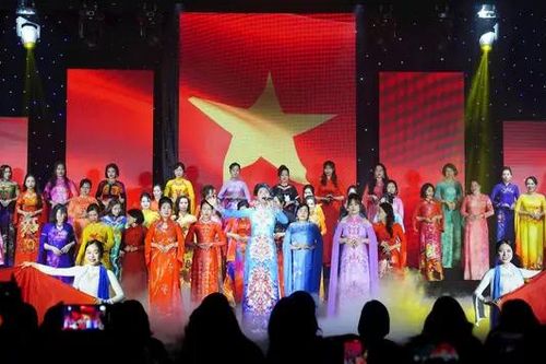 Đặc sắc áo dài 'Hương sắc Việt Nam'