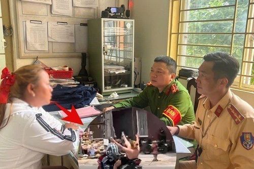 'Quái xế' mặc áo yếm lái xe gây náo loạn đường phố: Cô gái khai báo bất ngờ về tình trạng sức khỏe