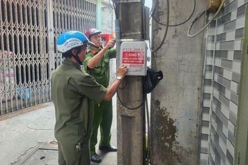 TPHCM: Quyết liệt xử lý vấn nạn dán quảng cáo 'bẩn', lập lại mỹ quan đô thị