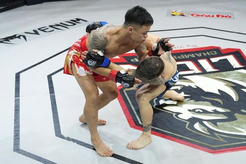 Chịu 5 đòn chỏ, đầu bếp Bùi Đình Khải lật kèo buộc võ sĩ Anh xin thua