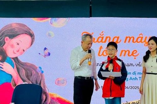 'Trắng mây tóc mẹ' - tập thơ ấm áp, tràn ngập yêu thương gia đình