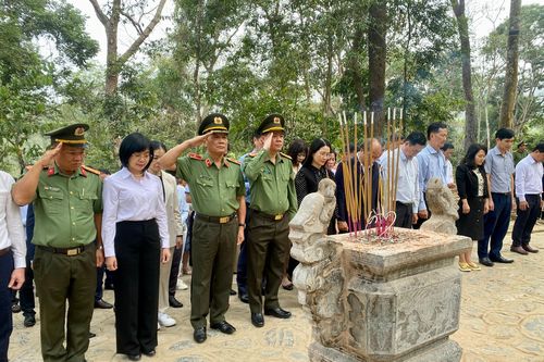 Tiếp tục phát huy truyền thống anh hùng vẻ vang, quyết tâm bảo vệ vững chắc thành quả cách mạng