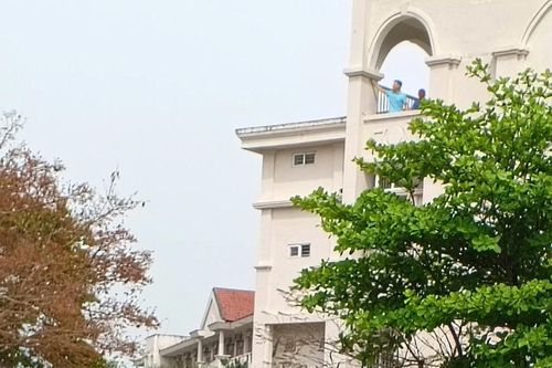 Ba học sinh bị thương do lan can rơi trúng người