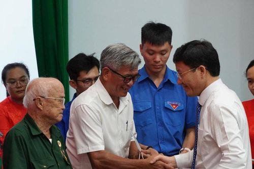 Đoàn Công tác tỉnh Điện Biên thăm, tặng quà cựu chiến binh từng tham gia Chiến dịch Hồ Chí Minh