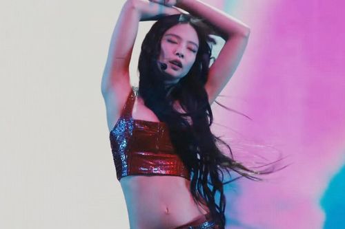 Jennie trình diễn nóng bỏng nhưng gây tranh luận